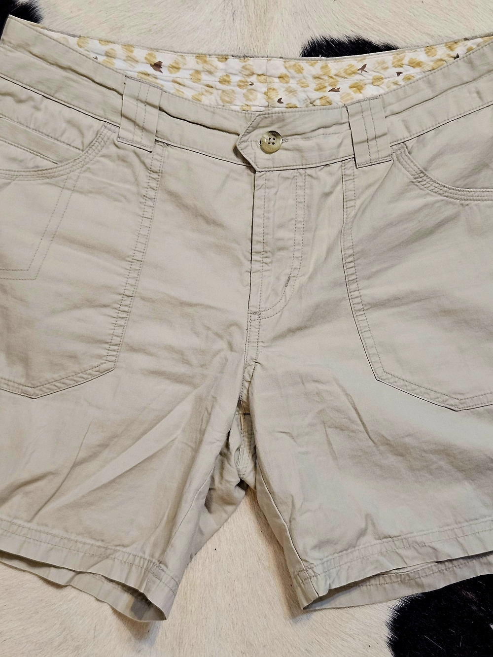 Columbia Light Tan Women's Cargo Shorts Sz 4